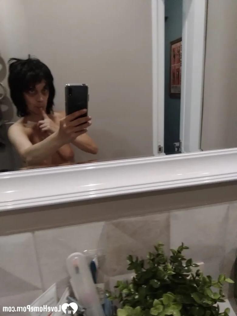 20P Morena madura tira selfies nuas no banheiro mostrando seus peitos flácidos