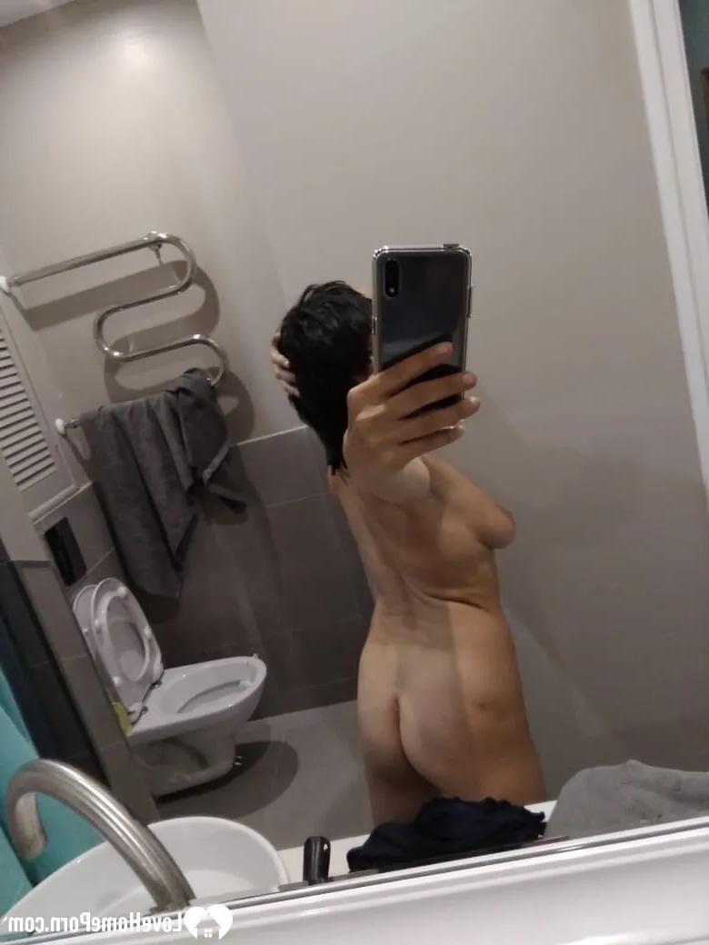 20P Morena madura tira selfies nuas no banheiro mostrando seus peitos flácidos