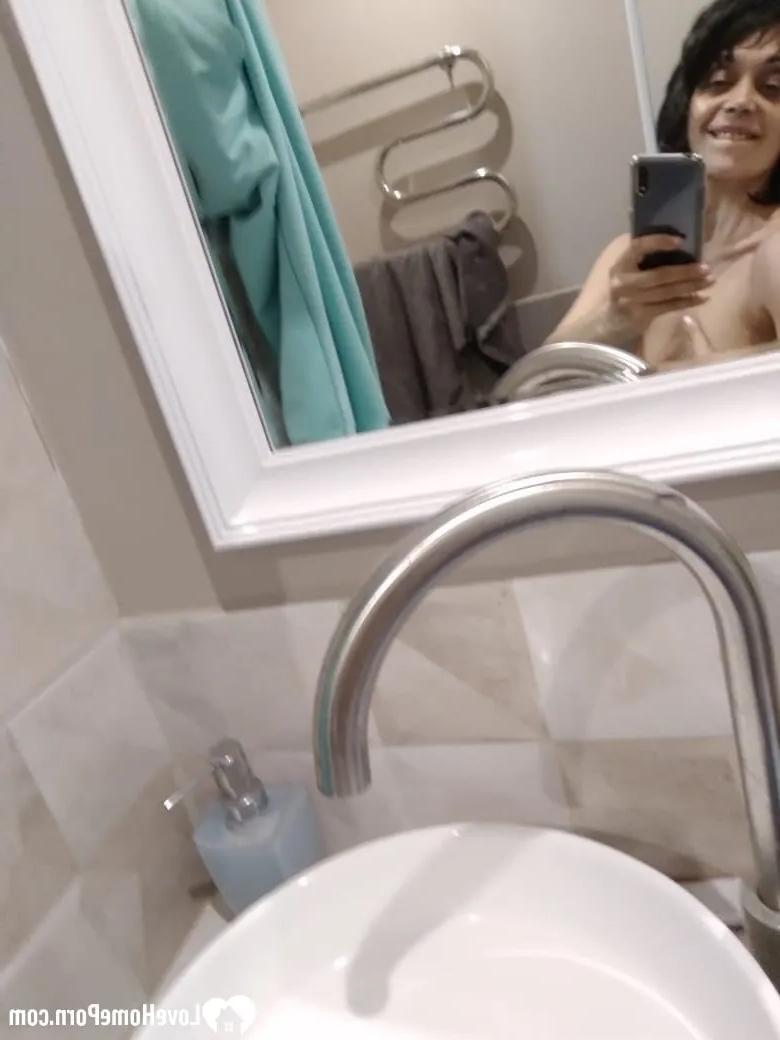 20P Morena madura tira selfies nuas no banheiro mostrando seus peitos flácidos