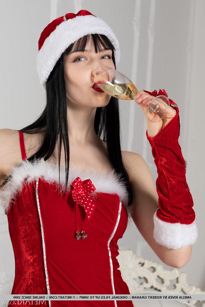 18P A adolescente morena gostosa Amelia Riven revela seu grande corpo em um chapéu de Papai Noel