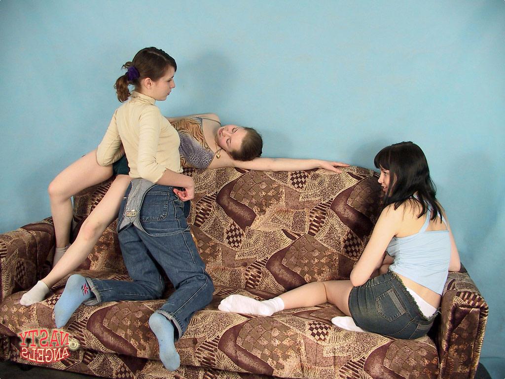 20P Die lesbischen Freundinnen Alina, Nika und Valia ziehen sich bis auf ihre Socken aus und kuscheln