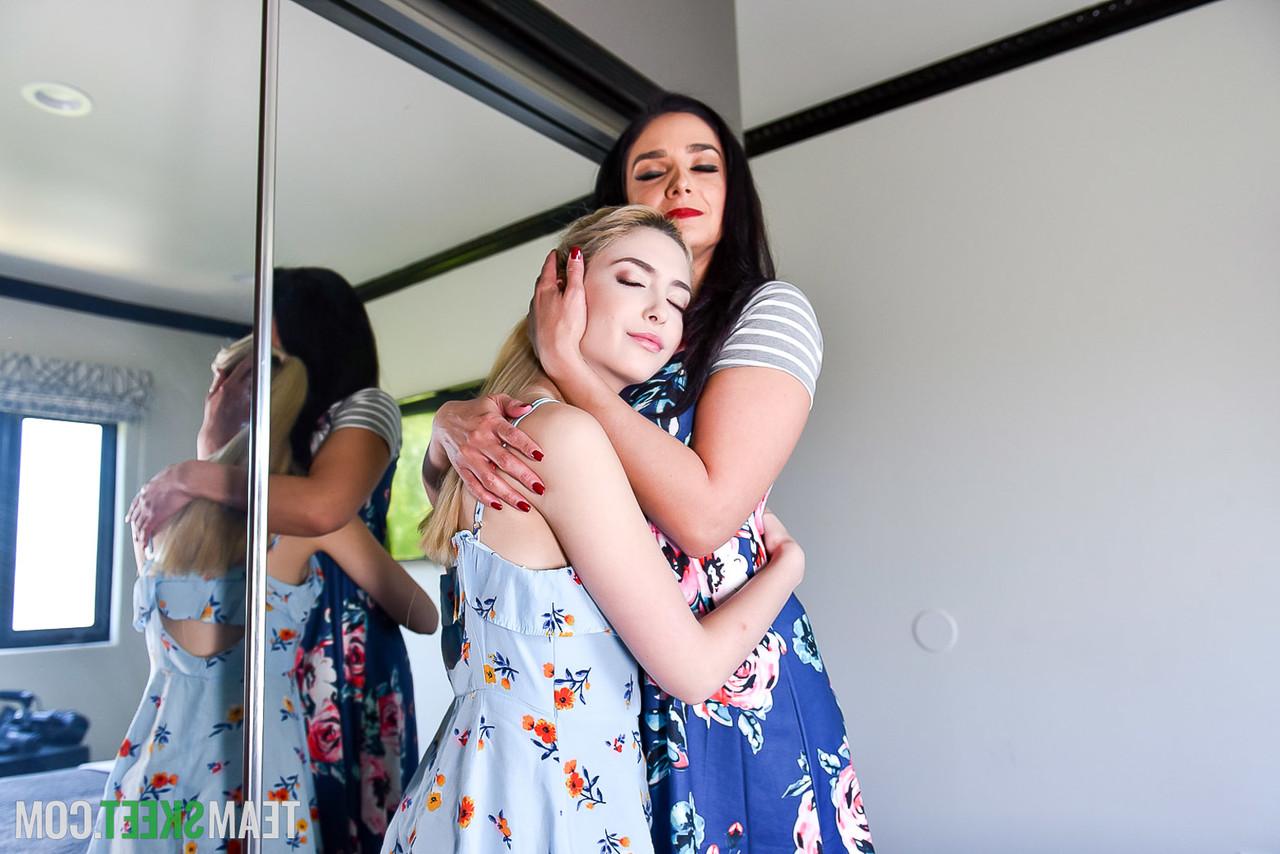 20P La linda joven Jane Wilde comparte la vara de su padrastro con Sheena Ryder en un trío caliente