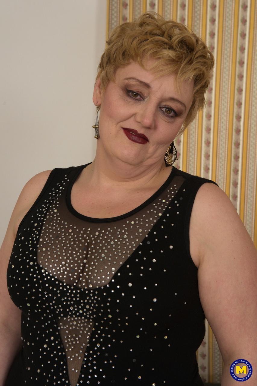 12P Amadores BBW maduros Lucille e Mily posando juntas em seus vestidos sexy