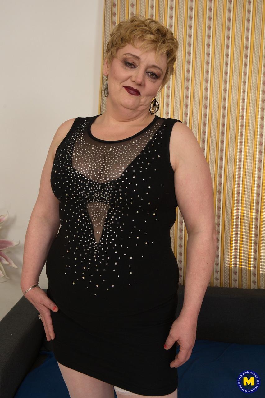 12P Amadores BBW maduros Lucille e Mily posando juntas em seus vestidos sexy