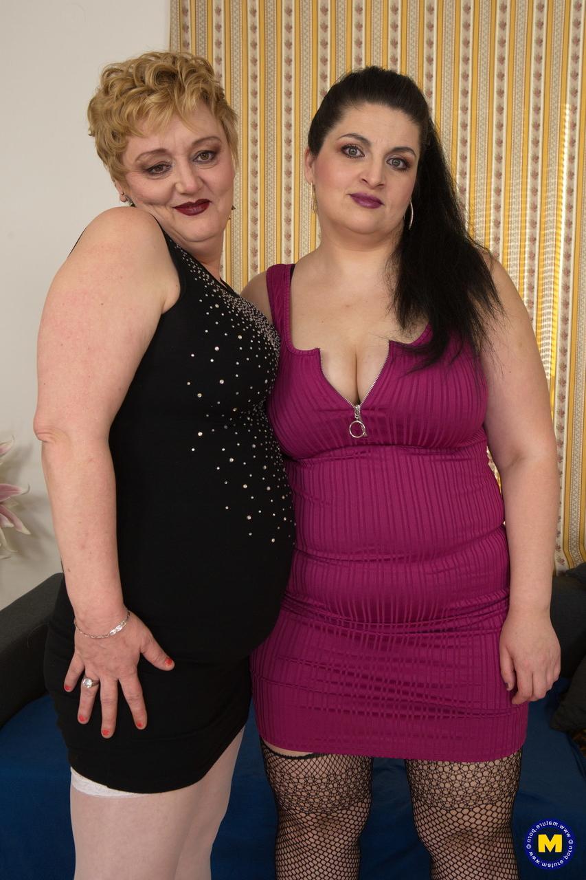 12P Amadores BBW maduros Lucille e Mily posando juntas em seus vestidos sexy