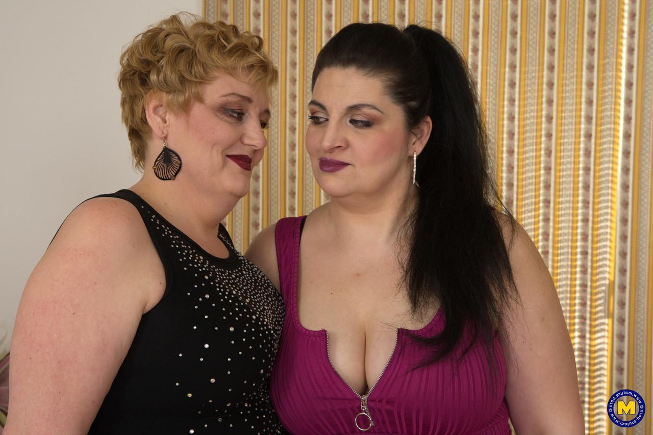 12P Amadores BBW maduros Lucille e Mily posando juntas em seus vestidos sexy