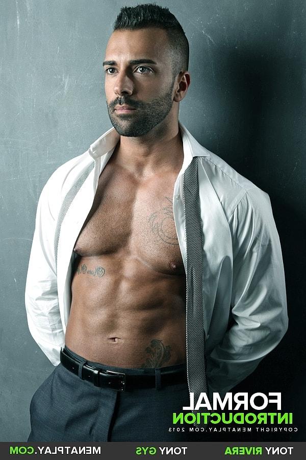 20P Amadores gays musculosos e excitados Tony Gys e Tony Rivera batem forte no sofá
