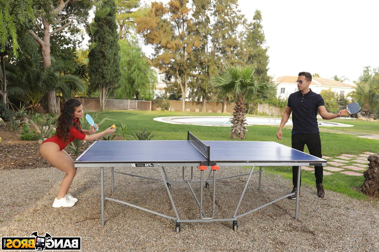 20P La brune Ariana Van X exhibe ses fesses rondes et chevauche une bite.