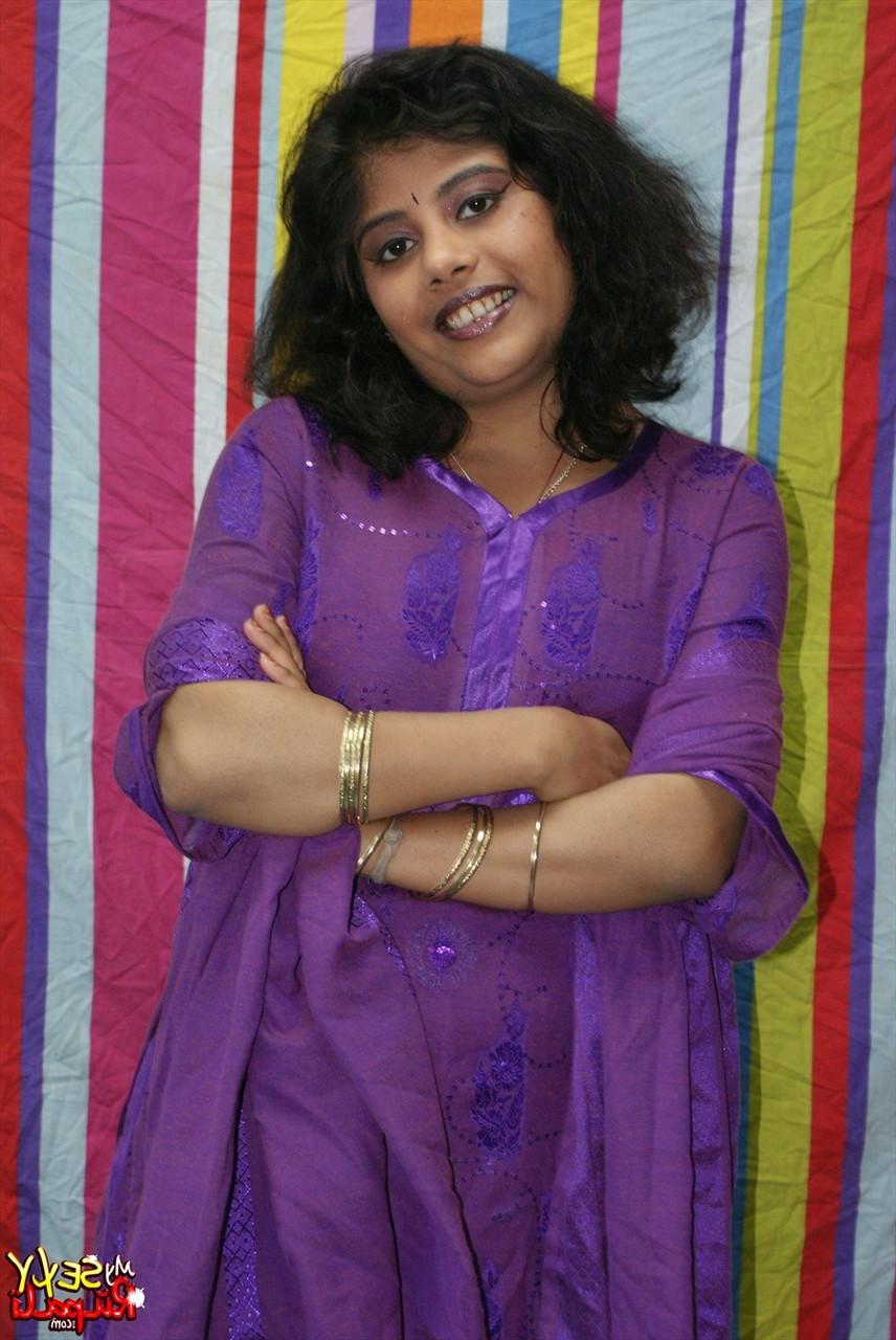 12P Une Indienne potelée croise les jambes après s'être totalement nue