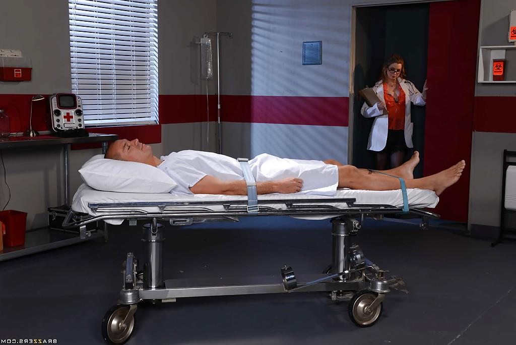 16P Die nerdige Ärztin Sunny Lane spritzt einem Patienten im Krankenzimmer ins Gesicht