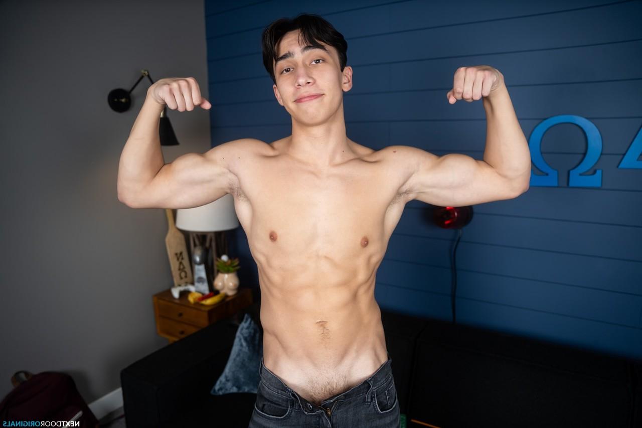 20P Colegas de quarto gays atléticos Nico Coopa e Cameron Neuton tiram a roupa e fodem forte