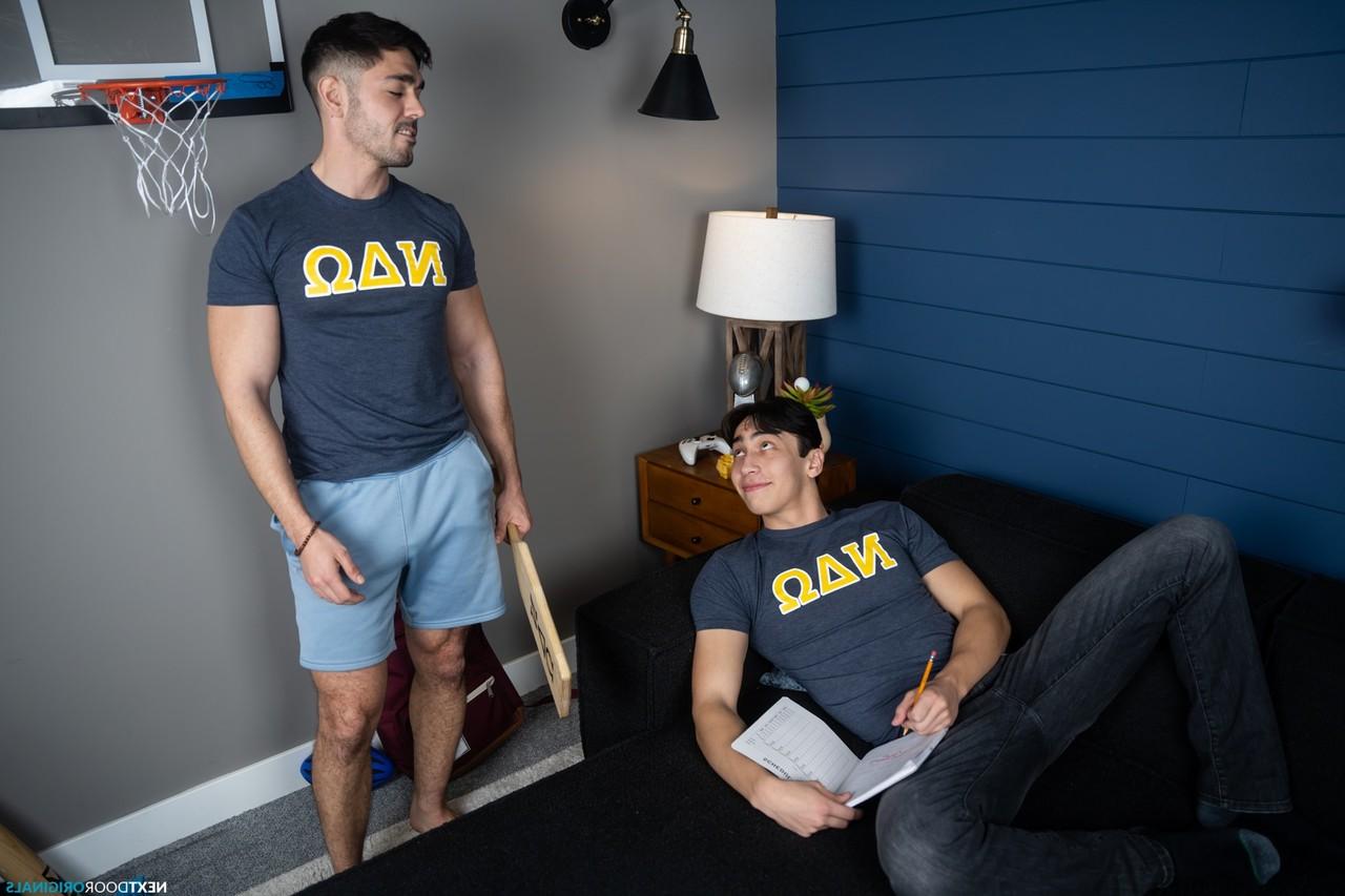 20P Colegas de quarto gays atléticos Nico Coopa e Cameron Neuton tiram a roupa e fodem forte
