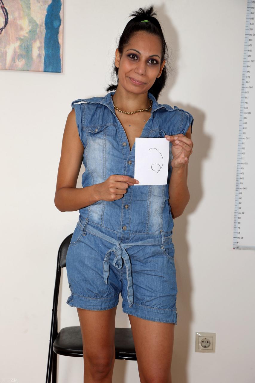 20P A novata sexy Renata fica nua no casting e expõe seus peitos grandes