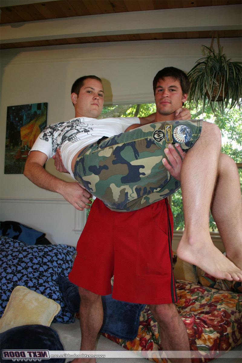 20P Os gays excêntricos Brodie e Jesse Cox chupam o pau um do outro antes da masturbação