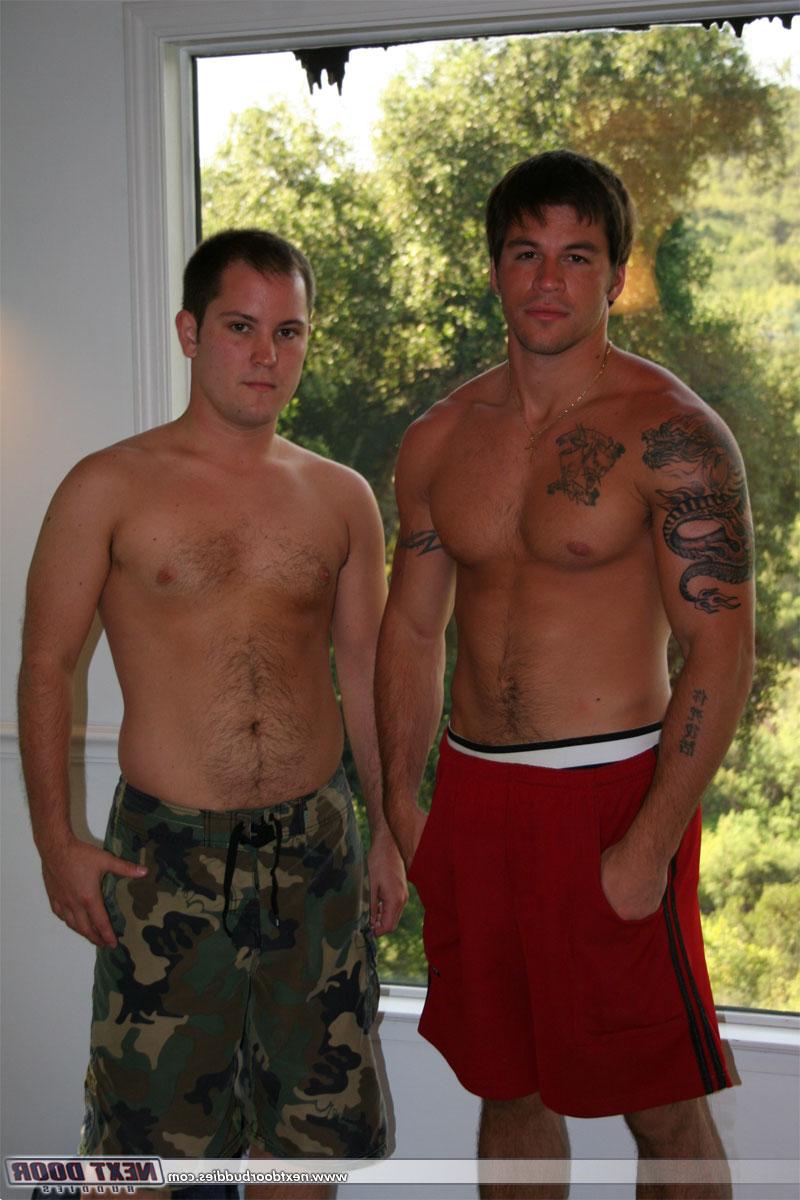 20P Os gays excêntricos Brodie e Jesse Cox chupam o pau um do outro antes da masturbação