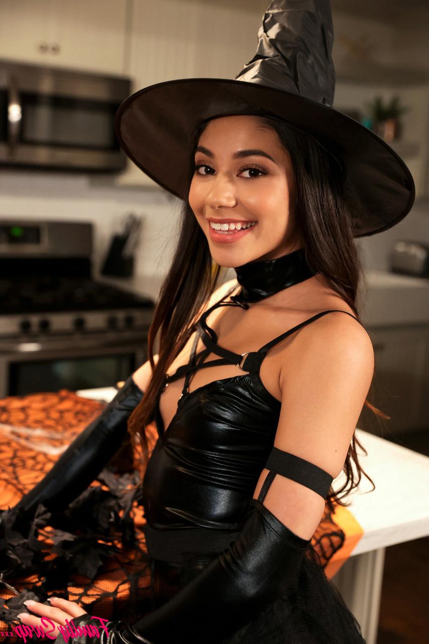 20P Les sorcières Gianna Grey et Xxlayna Marie baisent fort dans un quatuor d'Halloween.