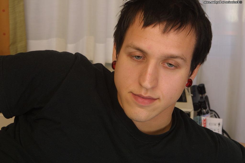 20P Kinky entediado gay Troy revela sua bunda e agarra seu pau para se masturbar