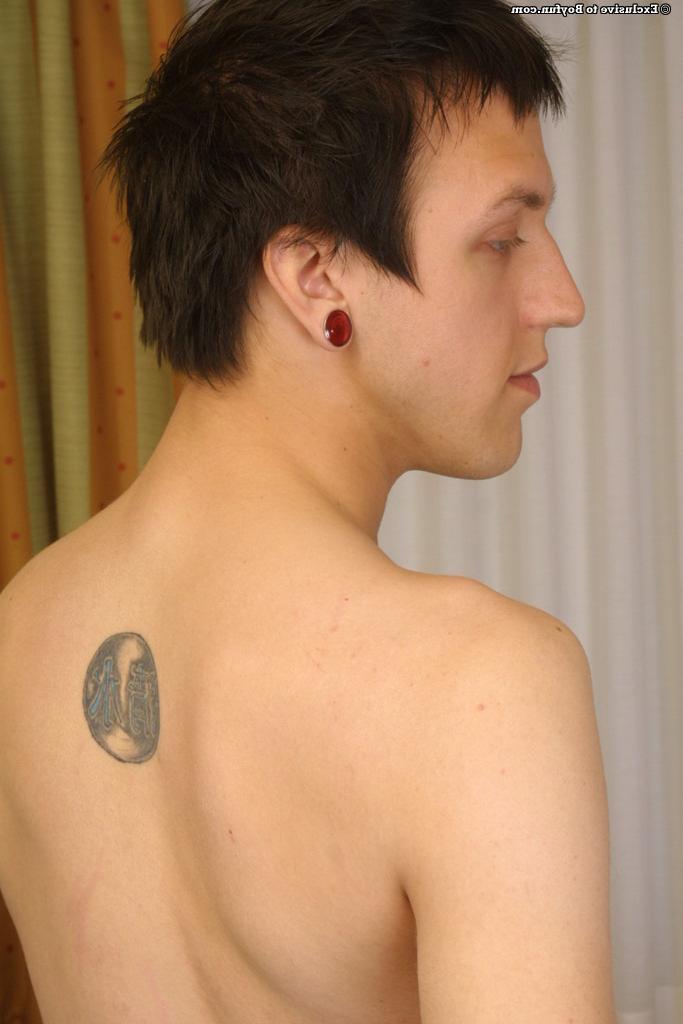 20P Kinky entediado gay Troy revela sua bunda e agarra seu pau para se masturbar