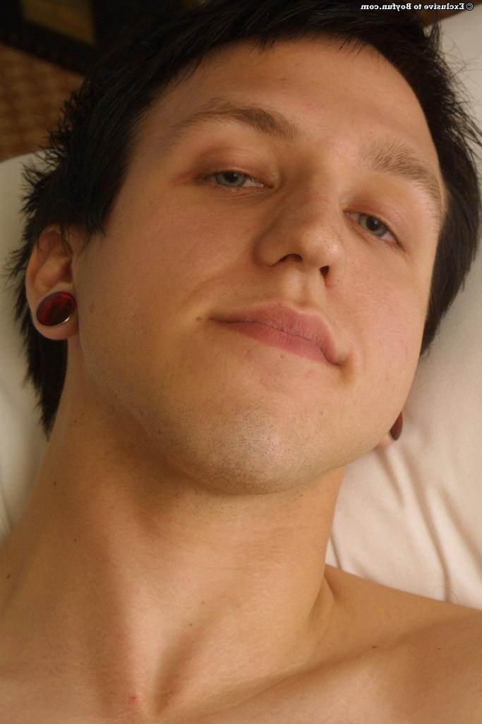 20P Kinky entediado gay Troy revela sua bunda e agarra seu pau para se masturbar