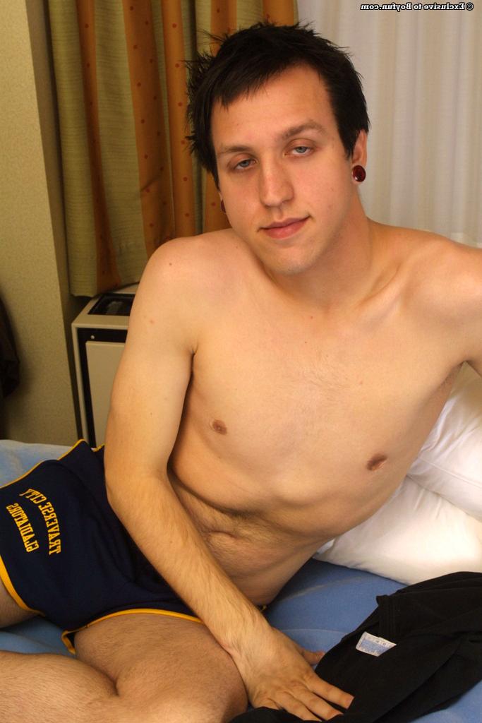 20P Kinky entediado gay Troy revela sua bunda e agarra seu pau para se masturbar