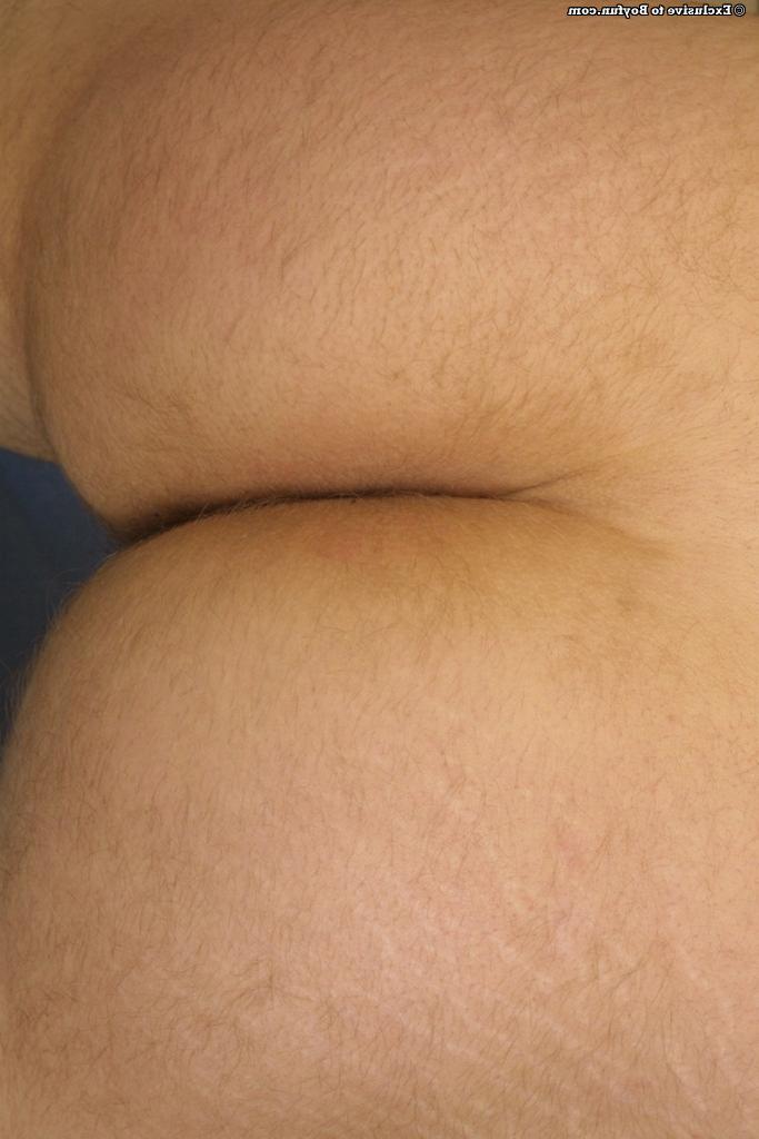 20P Kinky entediado gay Troy revela sua bunda e agarra seu pau para se masturbar