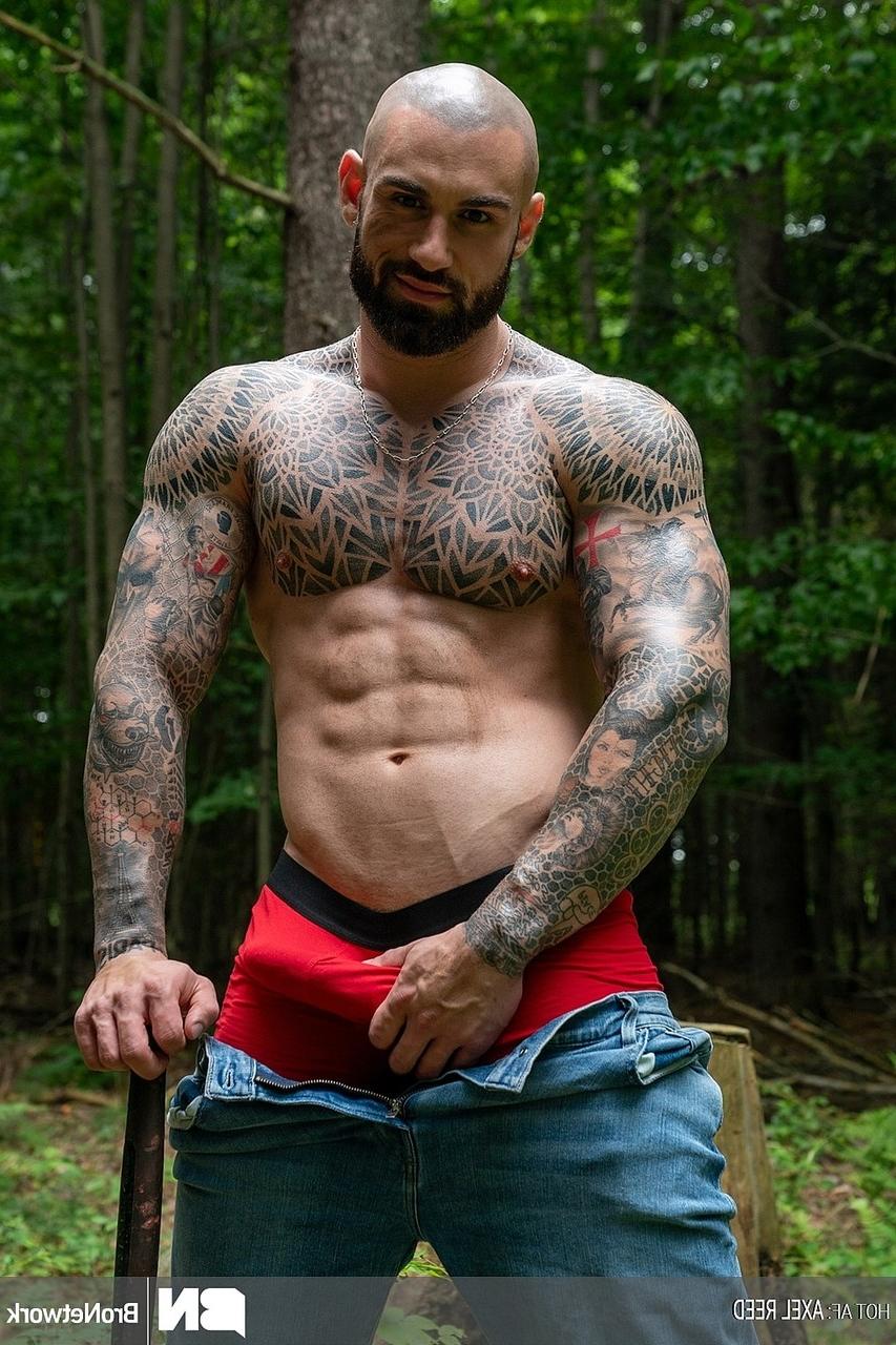 19P Gay lumberjack Axel Reed unveils his muscular body & masturbates in the woods