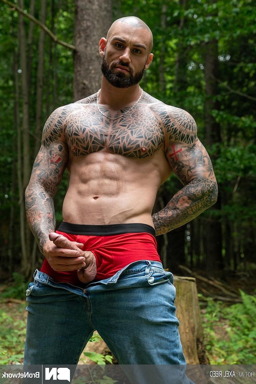 19P Gay lumberjack Axel Reed unveils his muscular body & masturbates in the woods