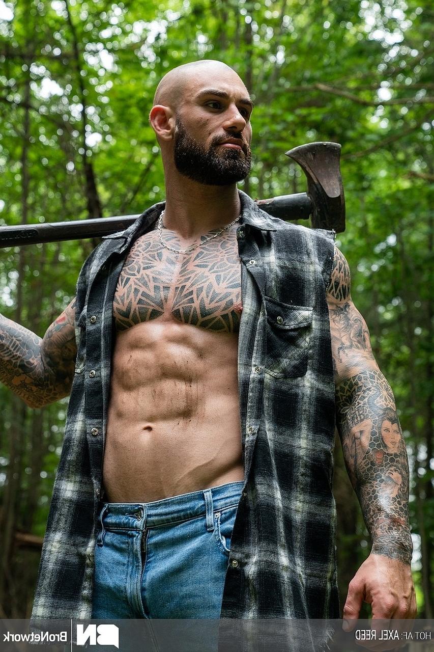19P Gay lumberjack Axel Reed unveils his muscular body & masturbates in the woods