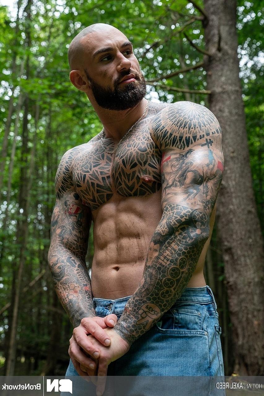 19P Gay lumberjack Axel Reed unveils his muscular body & masturbates in the woods