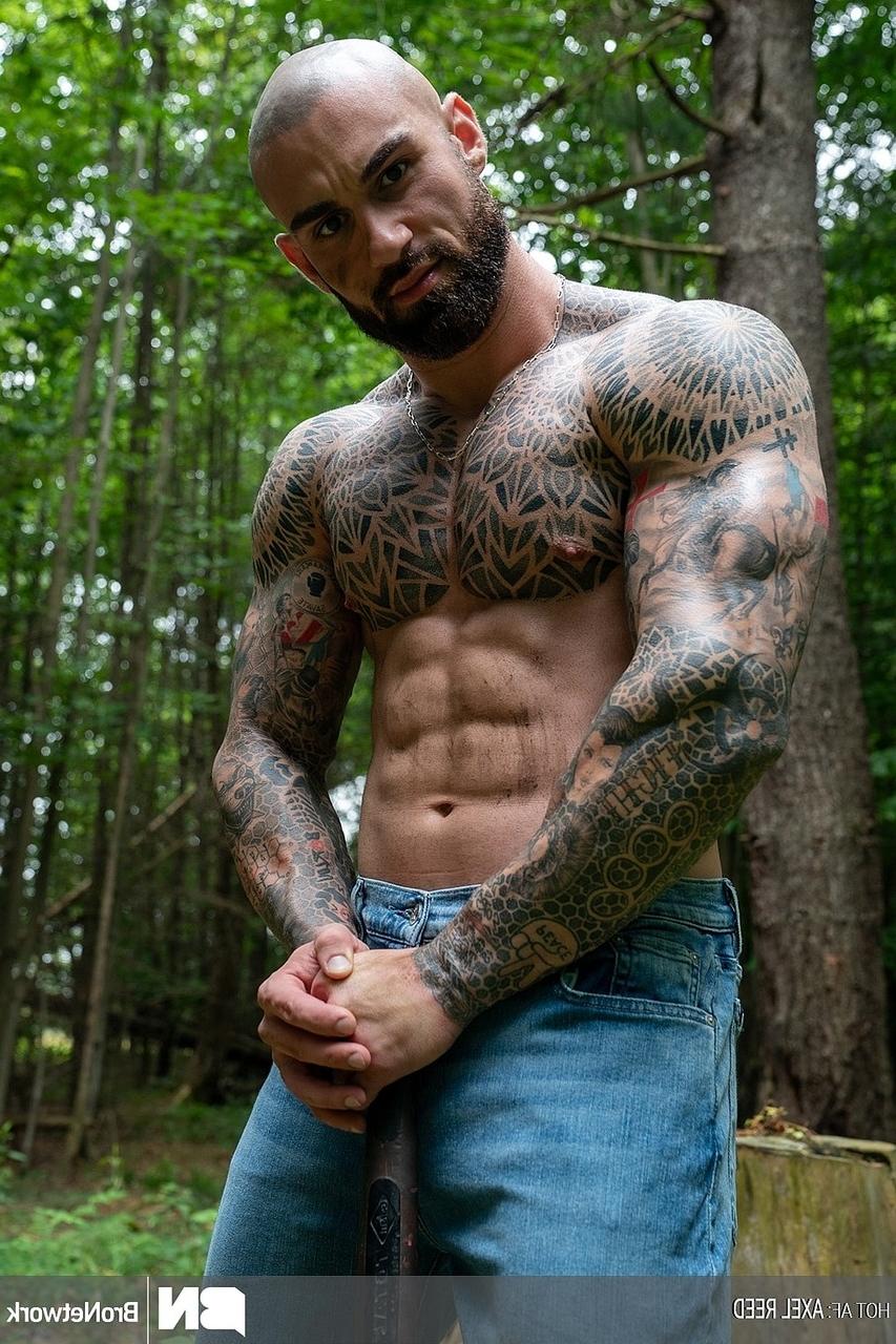 19P Gay lumberjack Axel Reed unveils his muscular body & masturbates in the woods