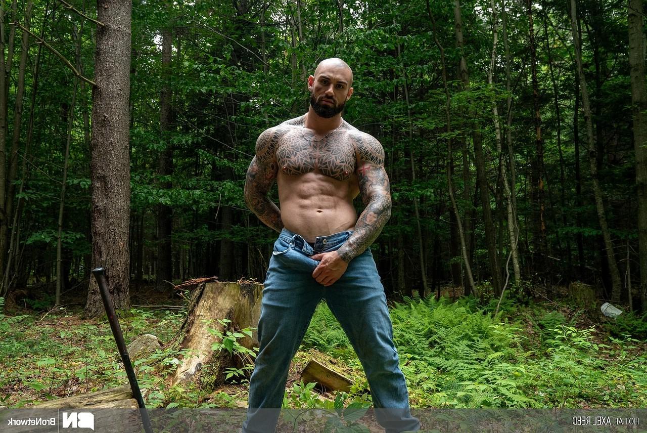 19P Gay lumberjack Axel Reed unveils his muscular body & masturbates in the woods