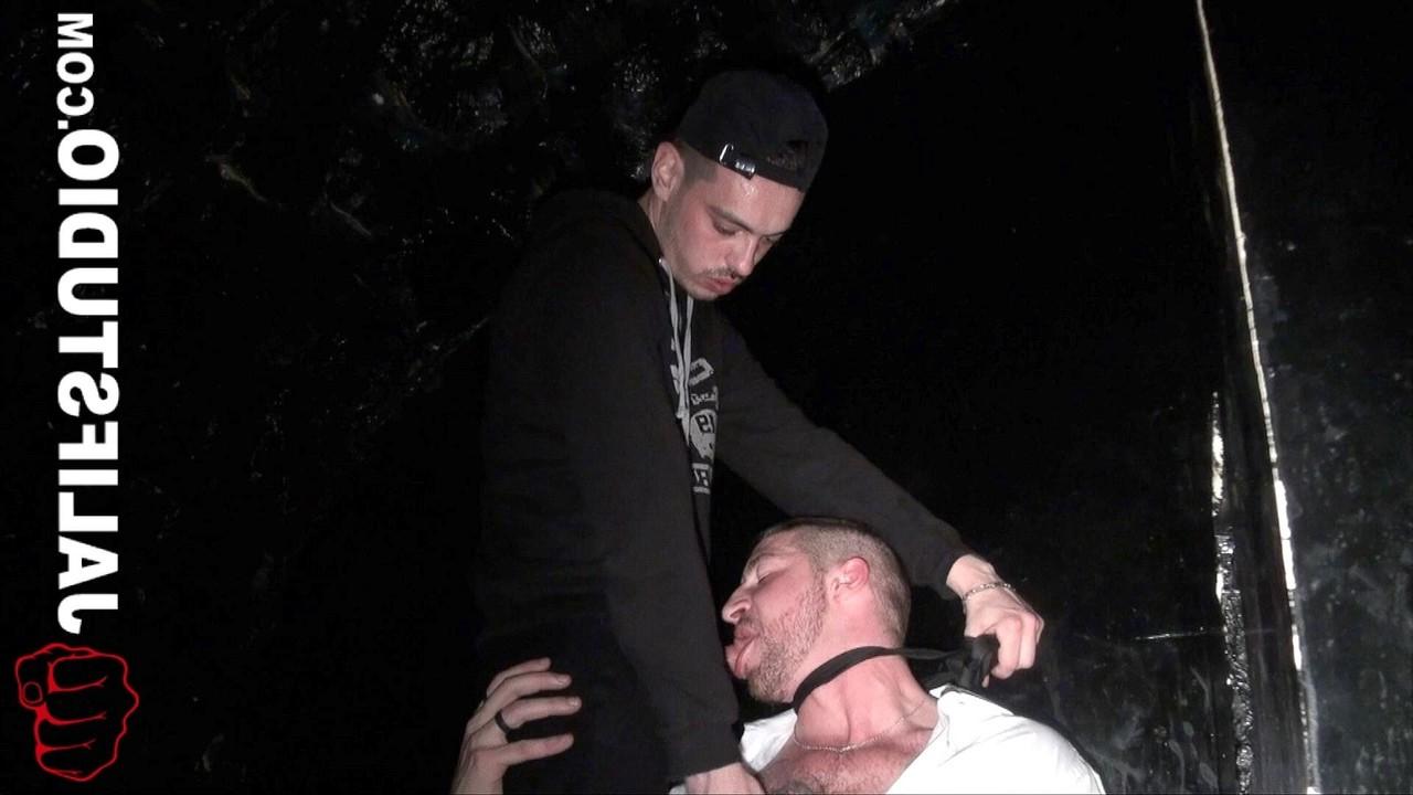 11P Los gays traviesos Jeff Stronger y Phyzer se chupan la polla mutuamente
