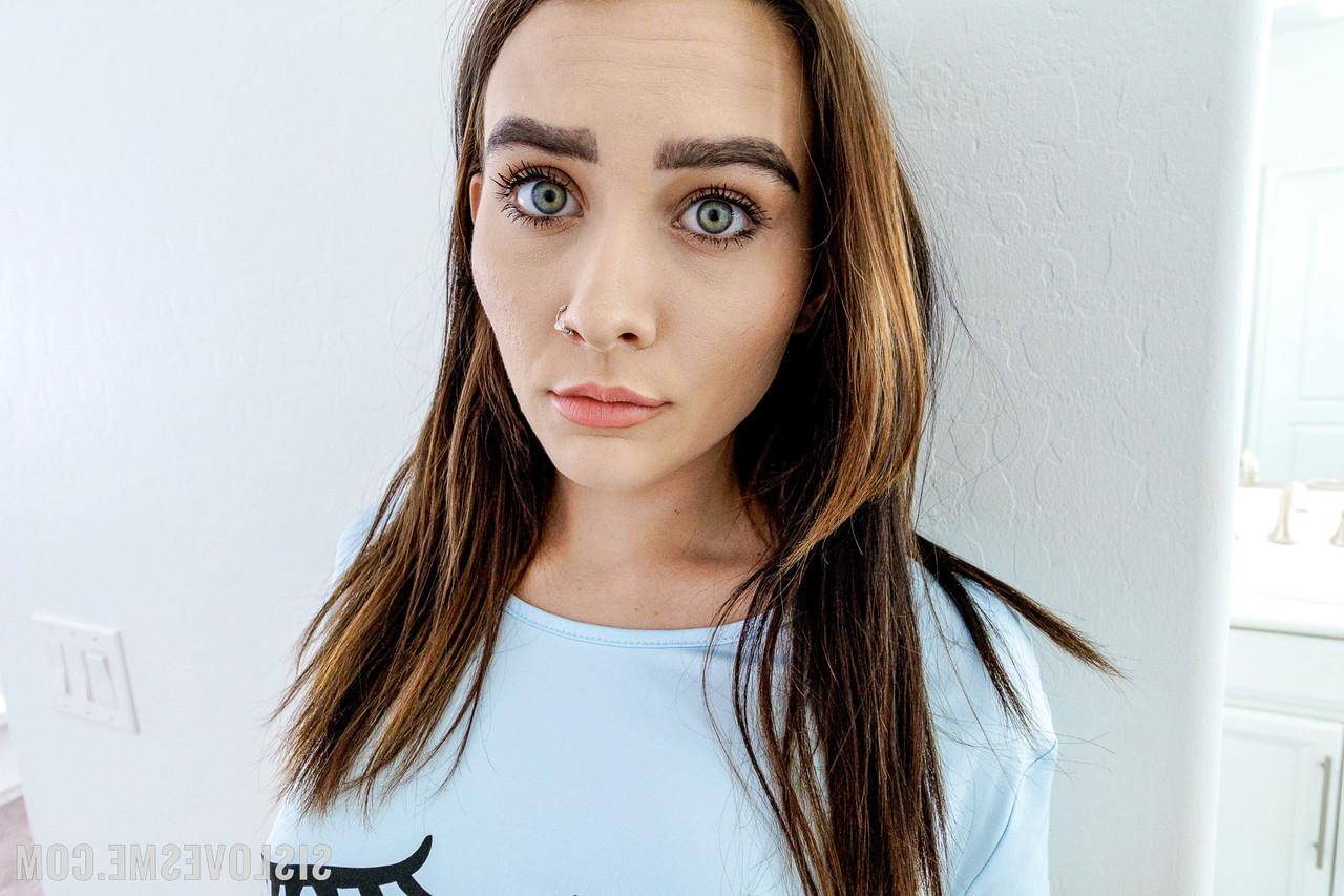 20P Petite adolescente Veronica Church mostra sua bunda gostosa e é fodida com força