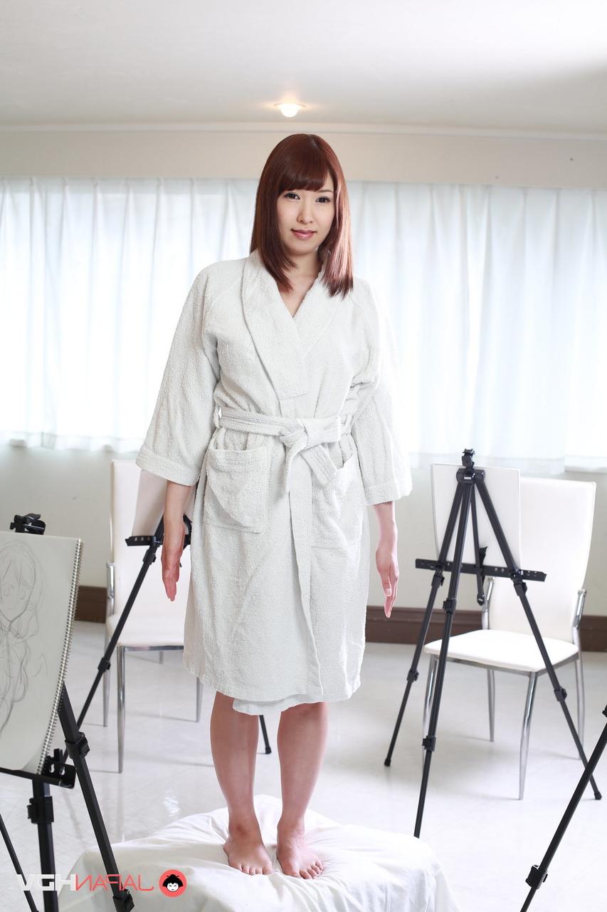 15P La douce japonaise Erina Sugisaki enlève sa robe pour poser nue.