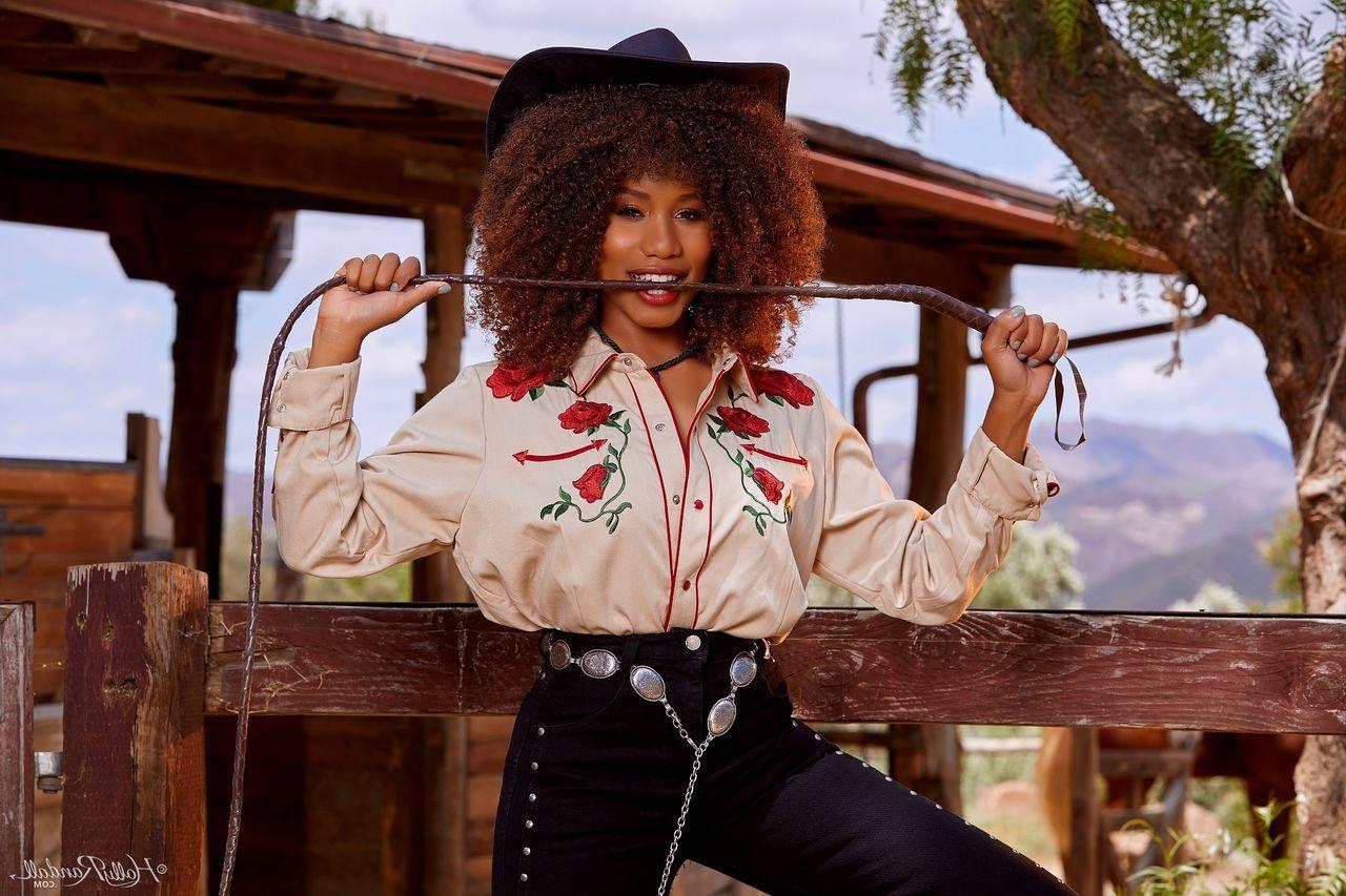 12P La nena de ébano jenna foxx luce un gran cabello mientras se desnuda con botas de vaquera