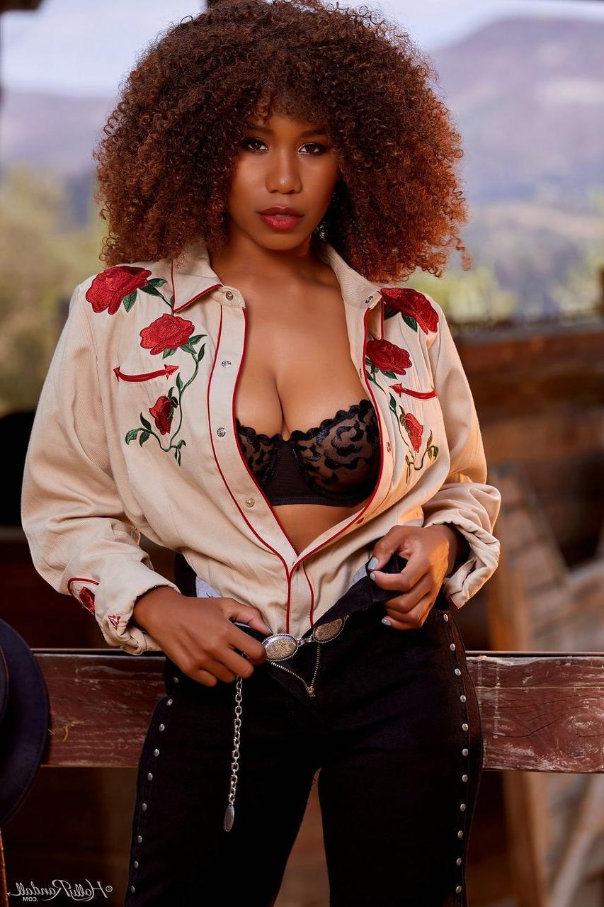 12P La nena de ébano jenna foxx luce un gran cabello mientras se desnuda con botas de vaquera