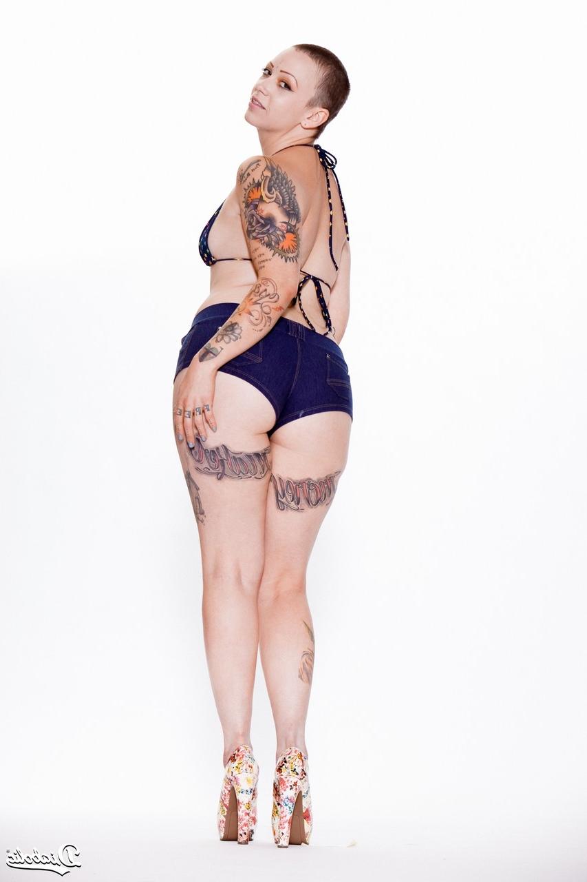 15P La nana tatouée Sparky Sin Claire arbore une coupe buzz pendant une relation sexuelle chatte à bouche.