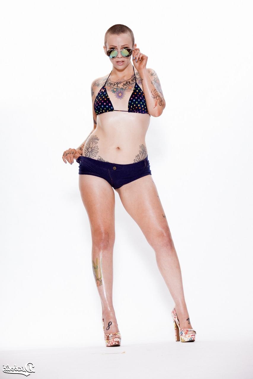 15P La nana tatouée Sparky Sin Claire arbore une coupe buzz pendant une relation sexuelle chatte à bouche.