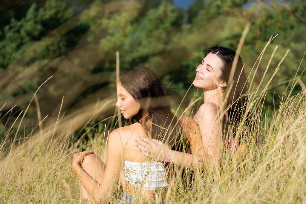 16P Les jeunes lesbiennes Foxy Alissa et Hayli Sanders se promènent dans les bois pour faire l'amour.