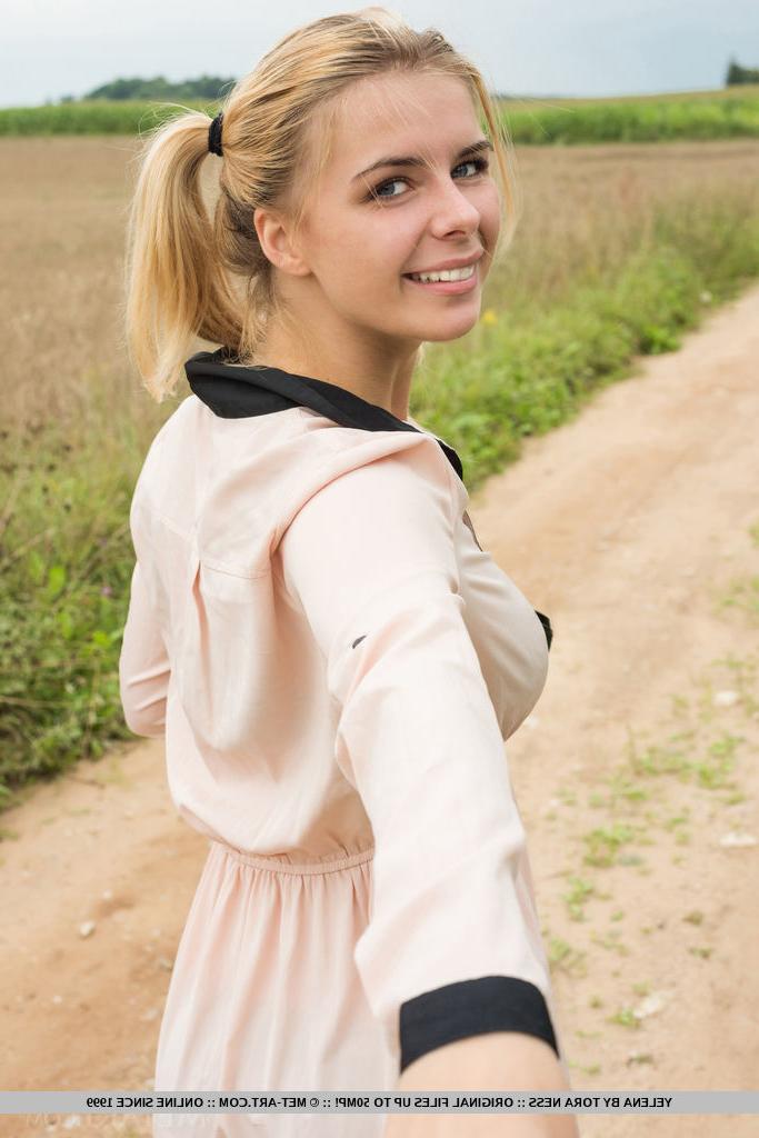 18P A jovem loira Yelena fica totalmente nua no campo de um fazendeiro