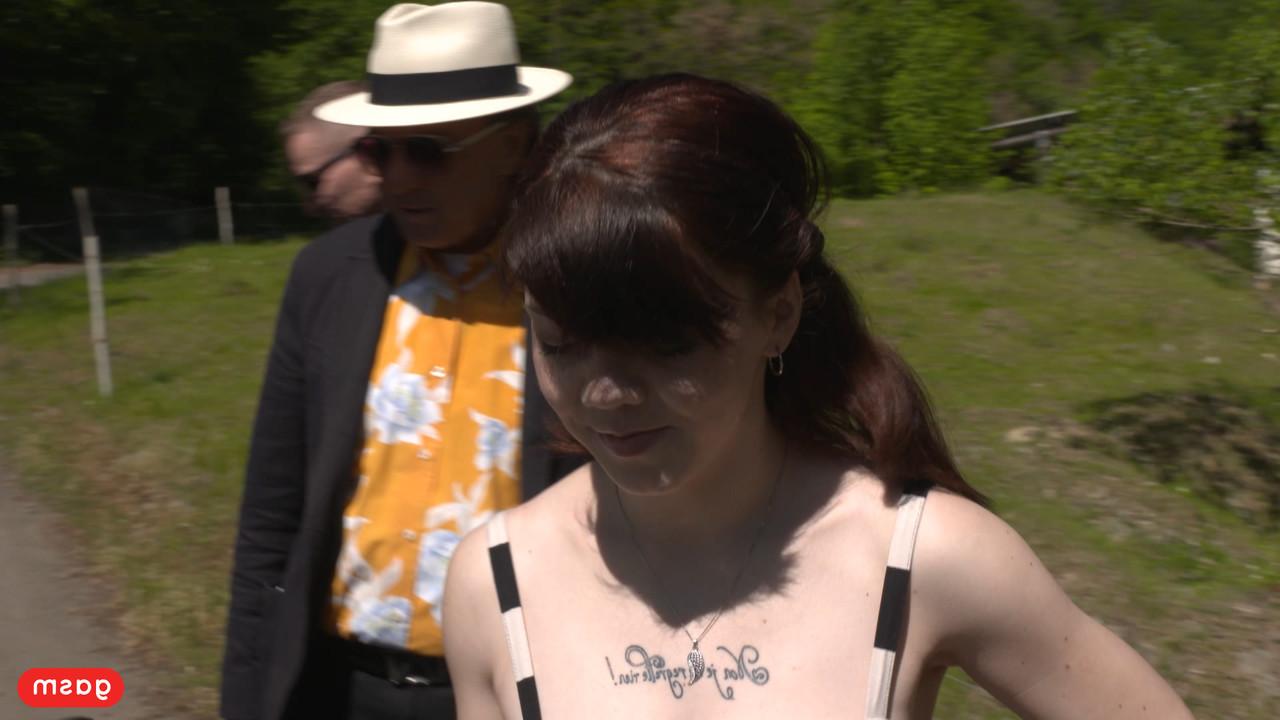 15P ふしだらな熟女スカーレット・ローズが野生の屋外3Pで唾を吐きかけられる