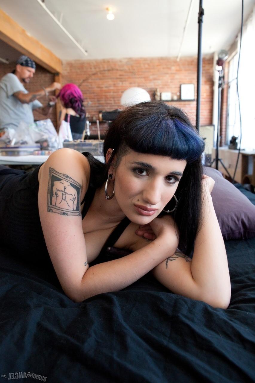 17P La fille tatouée Arabelle Raphael montre ses seins naturels, se fait baiser et avale du sperme.