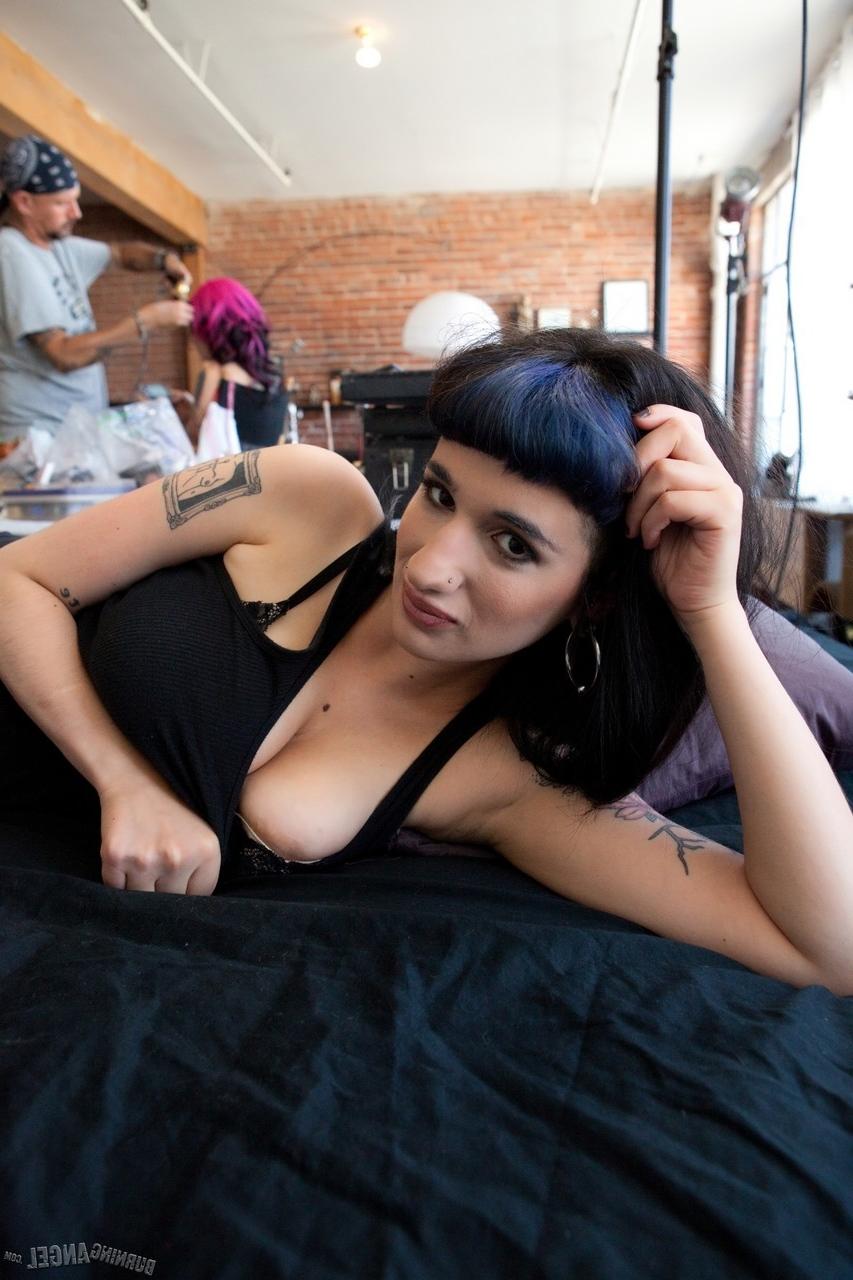 17P La fille tatouée Arabelle Raphael montre ses seins naturels, se fait baiser et avale du sperme.