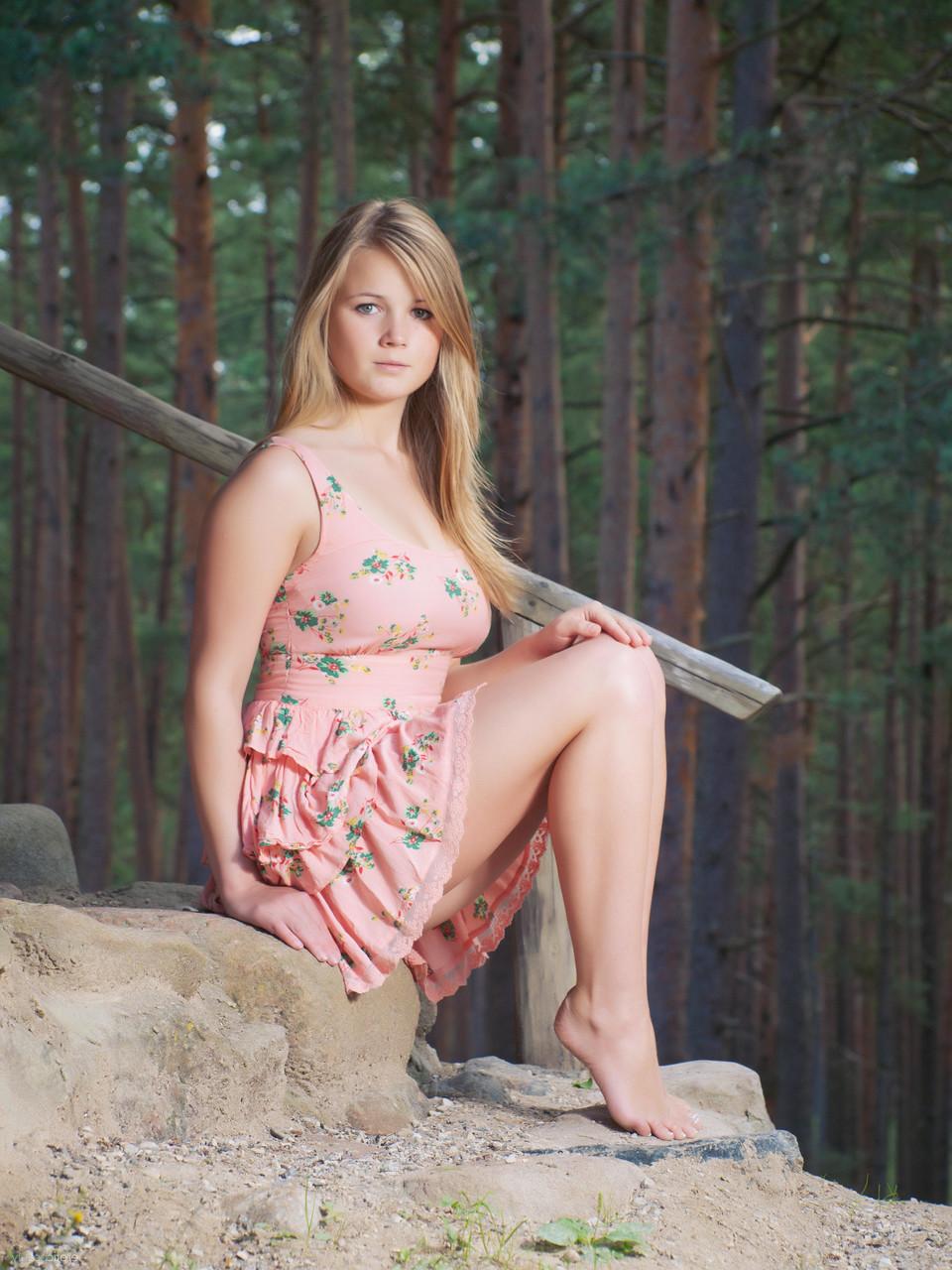 20P La preciosa joven Sandy C se desnuda fuera de su cabaña y abre su coño