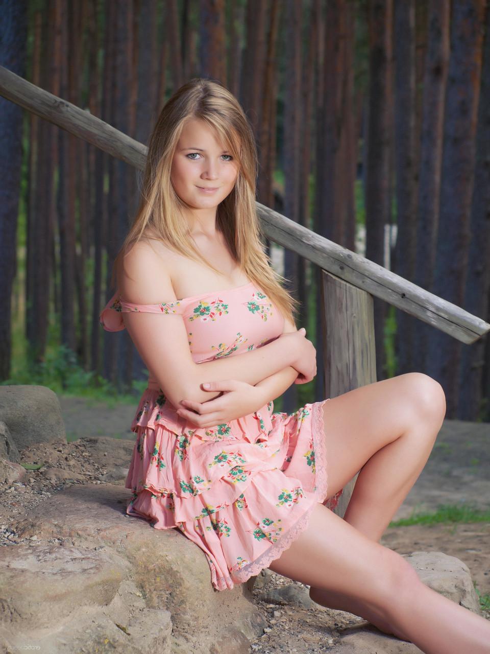 20P La preciosa joven Sandy C se desnuda fuera de su cabaña y abre su coño
