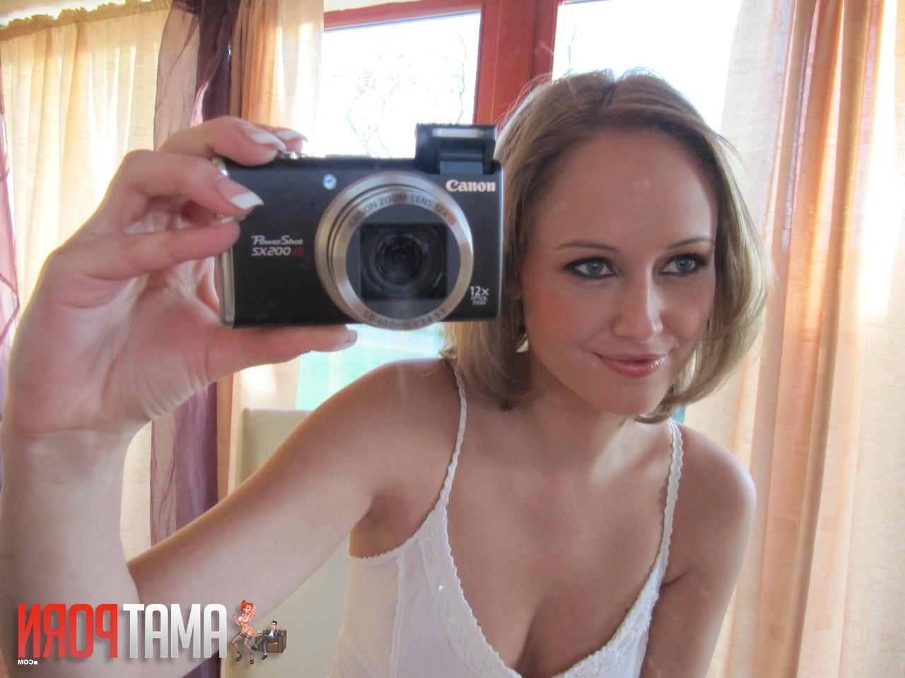 15P Gata linda exibindo seus seios adolescentes enquanto tira fotos nuas
