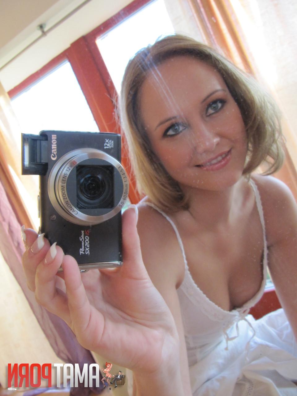 15P Gata linda exibindo seus seios adolescentes enquanto tira fotos nuas