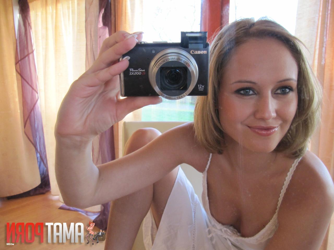 15P Gata linda exibindo seus seios adolescentes enquanto tira fotos nuas