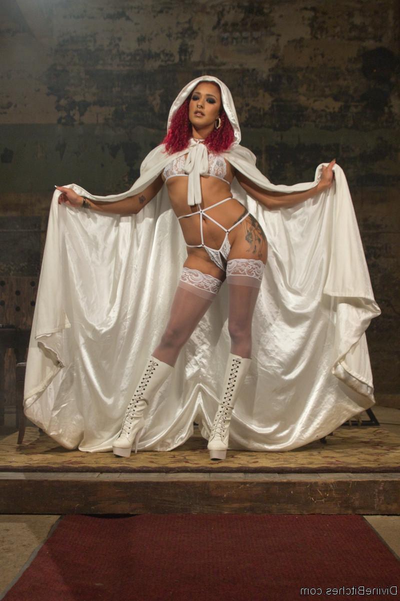 20P A amante de ébano Daisy Ducati e a loira femdom Mona Wales provocam em lingerie BDSM