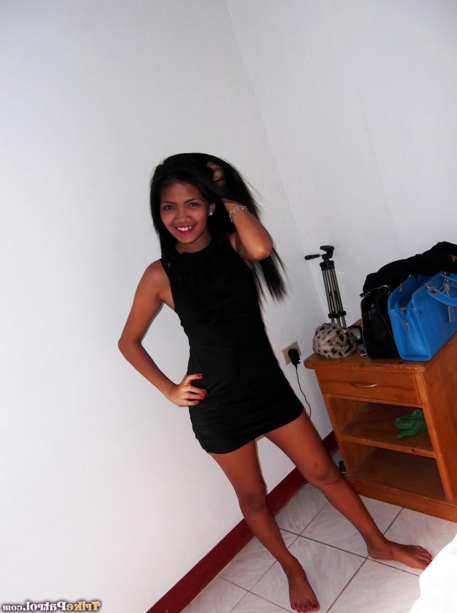 20P La filipina amateur Rosalie Luna se desnuda para una follada estilo perrito